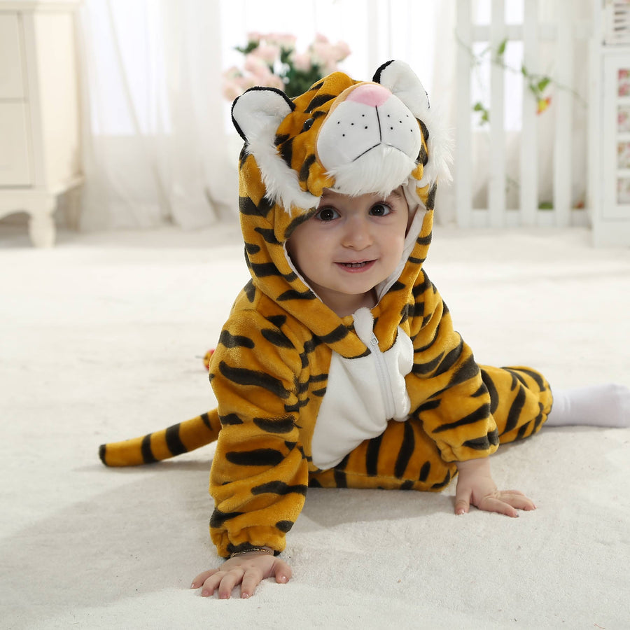 Et farvestrålende og blødt tigerkostume til børn, udført i orange flannel med de klassiske sorte striber. Dragten er en praktisk heldragt med en hvid mave, en lang hale og en detaljeret hætte, der forestiller et tigeransigt med små ører.