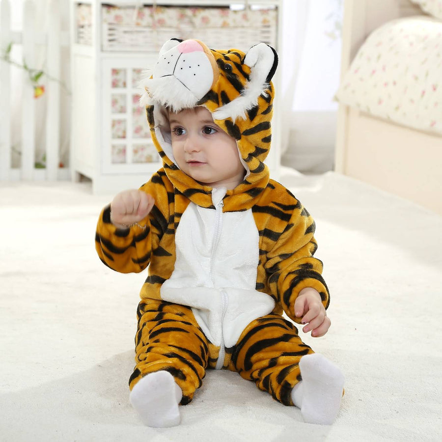 Dette billede viser et nærbillede af et nuttet tigerkostume til børn, der fokuserer på den bløde hætte med små ører og et venligt tigeransigt. Dragten er lavet af orange flannel med sorte striber og en hvid mave, hvilket gør den både blød og behagelig til leg eller fastelavn.