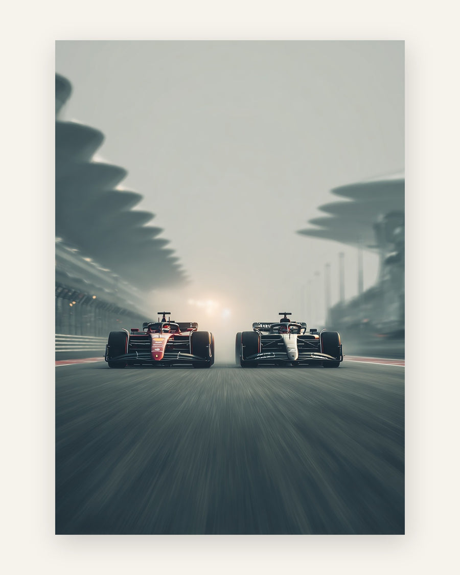 To Formel 1-racerbiler side om side set forfra i fart, en rød og en mørk bil i tåget grå stemning
