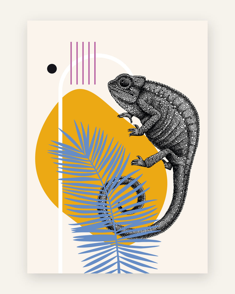 Grafisk plakat med en detaljeret sort-hvid kamæleon i tusch over en abstrakt komposition med sennepsgul plet, blåt palmeblad og lilla streger på cremebaggrund