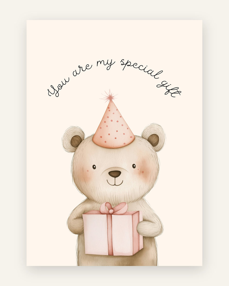 Børneplakat i akvarel med sød tan bamse med lyserød prikket festhat der holder en lyserød gave under teksten You are my special gift til pigeværelset