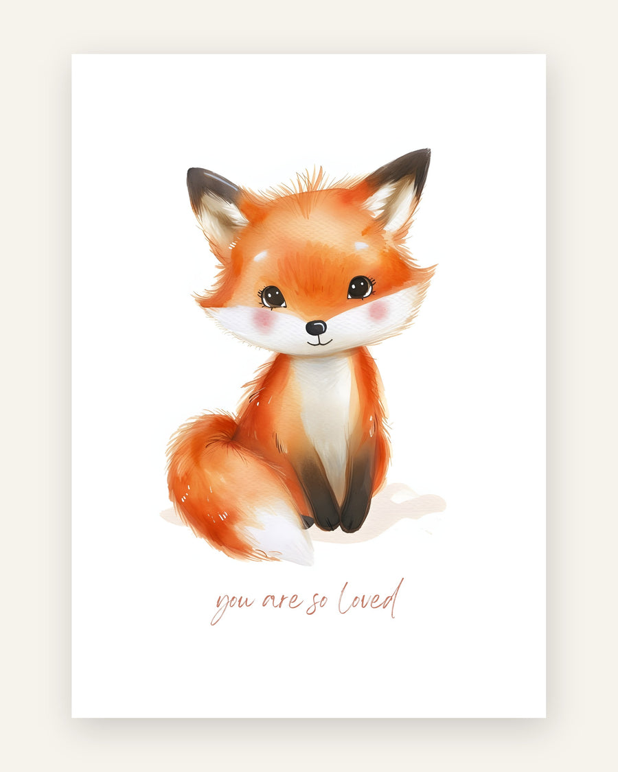 Børneplakat i akvarel med sød orange ræveunge med hvidt bryst og teksten you are so loved på hvid baggrund til børneværelset