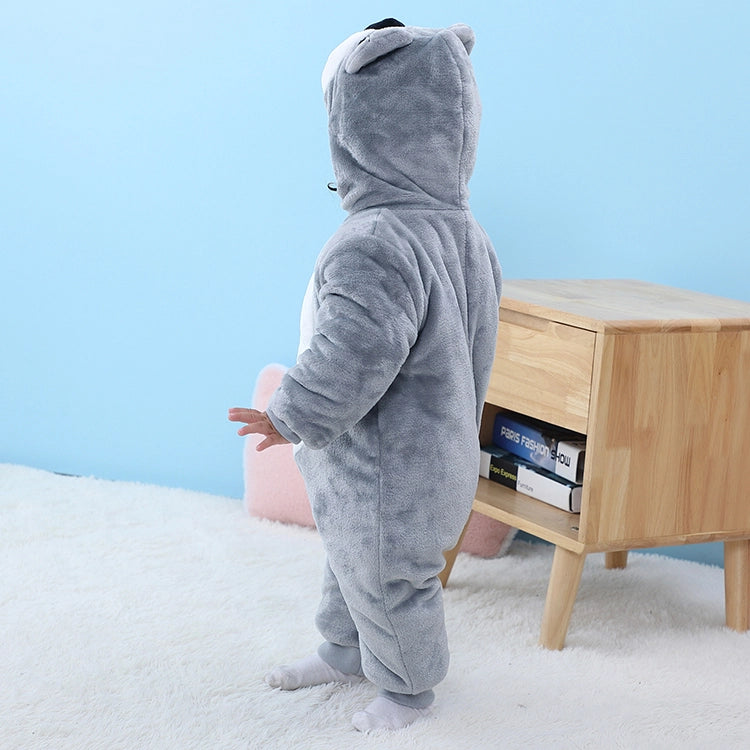 Et blødt og hyggeligt koala-kostume til børn i lysegrå farver med en hvid mave. Dragten har en matchende hætte med store, plysset ører og et sødt koala-ansigt, der gør den ideel til leg og udklædning.