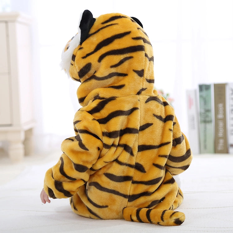 Et blødt og nuttet tigerkostume til børn, der er designet som en behagelig heldragt med de klassiske orange og sorte striber. Dragten har en hvid mave og en detaljeret hætte med et sødt tigeransigt og små ører, hvilket gør den perfekt til både fastelavn og sjov leg derhjemme.