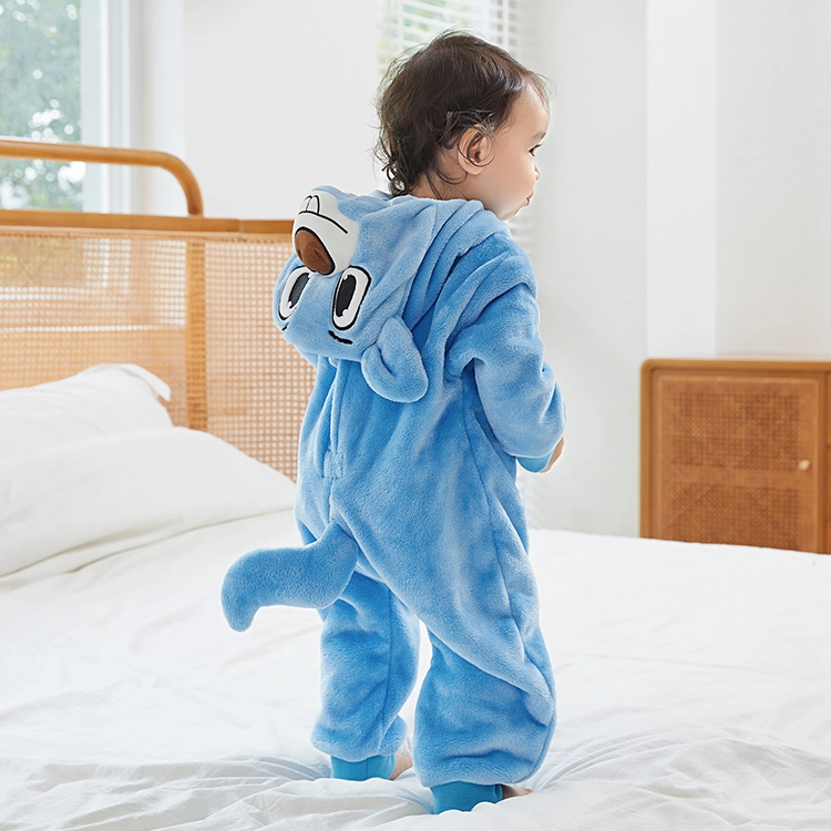 Et billede af et blødt og hyggeligt blåt bjørnekostume til børn i flannel. Dragten har en hvid mave, en sød hætte med bjørneører og et venligt ansigt, samt små kløer på ærmerne, hvilket gør den ideel til både udklædning og leg.