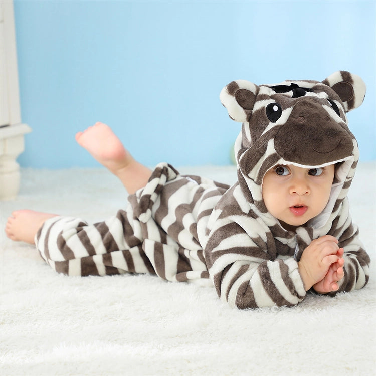 Dette billede viser et charmerende og blødt zebrakostume til børn med de klassiske sorte og hvide striber. Dragten er en behagelig heldragt med en integreret hætte, der har små ører og et sødt ansigt, hvilket gør den ideel til sjov udklædning, fastelavn eller leg.