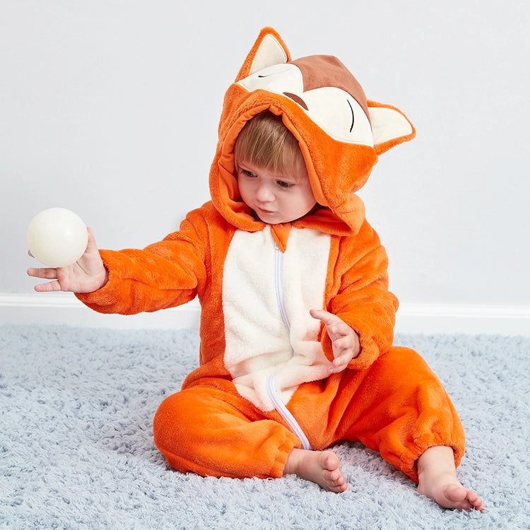 Billedet viser et nuttet og blødt rævekostume til børn i en flot orange farve med hvid mave. Dragten har en matchende hætte med små ræveører og en busket hale bagpå, hvilket gør den perfekt til leg og udklædning.