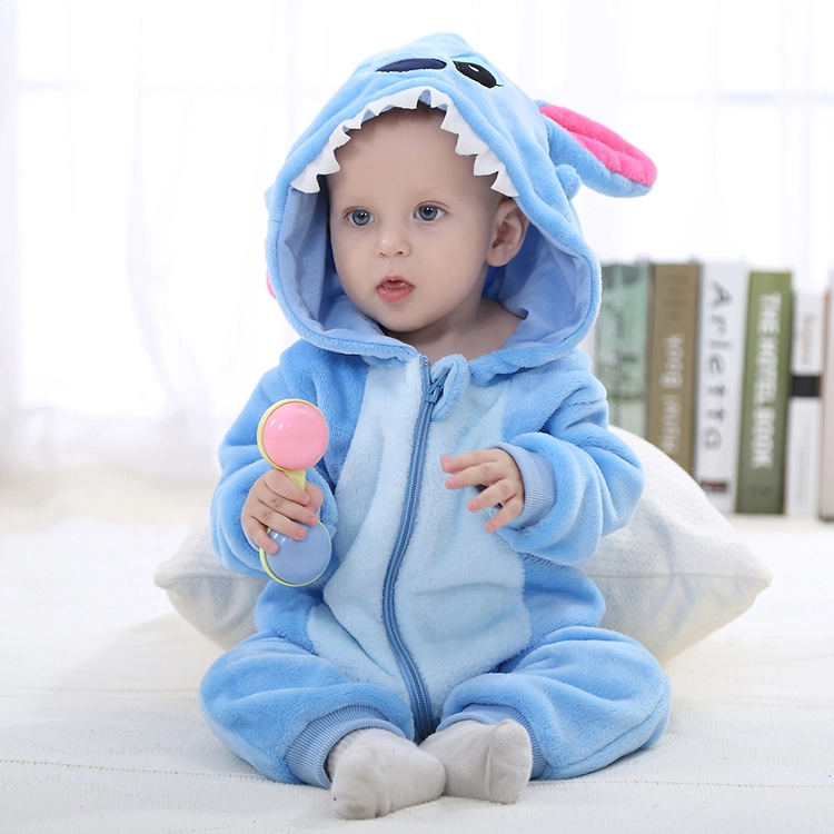 Et charmerende og blødt blåt Stitch-kostume til børn, formet som en behagelig heldragt i flannel. Dragten har en detaljeret hætte med Stitchs store ører, øjne og næse, samt en hvid mave og lynlås foran.