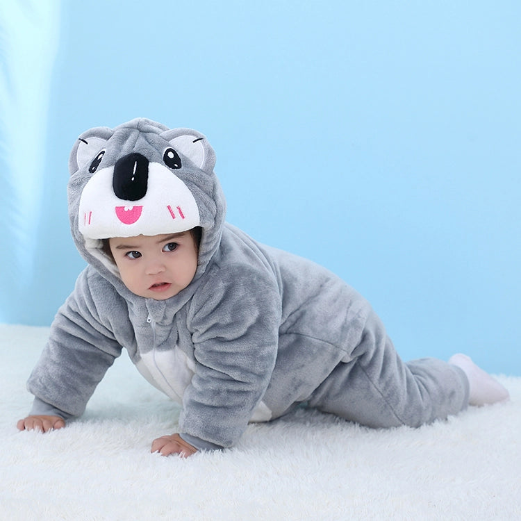 Dette billede viser et nuttet og blødt koala-kostume til børn, udført i gråt og hvidt plys. Dragten har en hætte med et detaljeret koala-ansigt, store plyssede ører og en praktisk lynlås foran, hvilket gør den ideel til både leg og fastelavn.