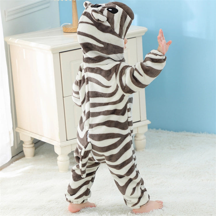 Et blødt og nuttet zebra-kostume til børn i hvidt og sort stribet flannelmateriale. Dragten har en hætte med ører, en lille manke og et sødt ansigt, hvilket gør den ideel til både udklædning, leg og fastelavn.