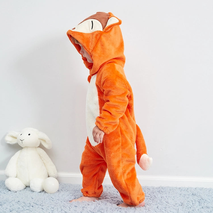 Et charmerende rævekostume til børn i blødt orange og hvidt stof. Dragten er en heldragt med lynlås foran, en busket hale og en hætte med et sødt ræveansigt og opretstående ører, perfekt til udklædning og leg.