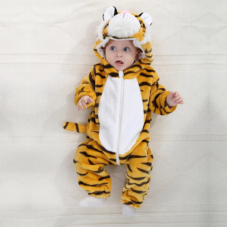 Et nuttet tigerkostume til børn i blødt, orange og sortstribet flannel. Dragten er en heldragt med en hvid mave, en lang hale og en hætte med et sødt tigeransigt og små ører, ideel til fastelavn eller leg.