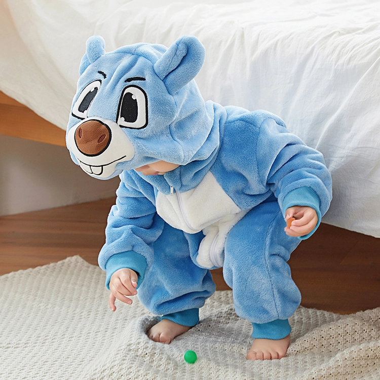 Et nuttet blåt bjørnekostume til babyer og småbørn, lavet af blødt flannelmateriale. Dragten har en hvid mave dekoreret med en gul måne og stjerner, samt en hætte med små bjørneører og et sødt ansigt.