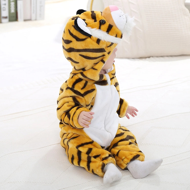 Et charmerende og blødt tigerkostume til børn, udført som en heldragt i orange og hvide farver med de klassiske sorte tigerstriber. Dragten har en matchende hætte med små ører og et sødt tigeransigt samt en lang hale bagpå, hvilket gør den perfekt til leg og fastelavn.