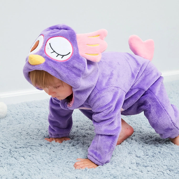 Et charmerende uglekostume til børn i blødt plys, der inkluderer en brun og beige jumpsuit med mønstrede fjer på maven. Sættet fuldendes af en matchende hætte med store, runde øjne og et lille næb, samt orange fødder, der fungerer som skocovers.