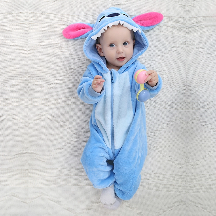 Et blødt og hyggeligt blåt Stitch-kostume til børn, formet som en heldragt i vamset fleece. Dragten har en detaljeret hætte med Stitchs store ører, øjne og næse, samt en praktisk lynlås foran og en lille hale bagpå, hvilket gør den perfekt til leg eller udklædning.