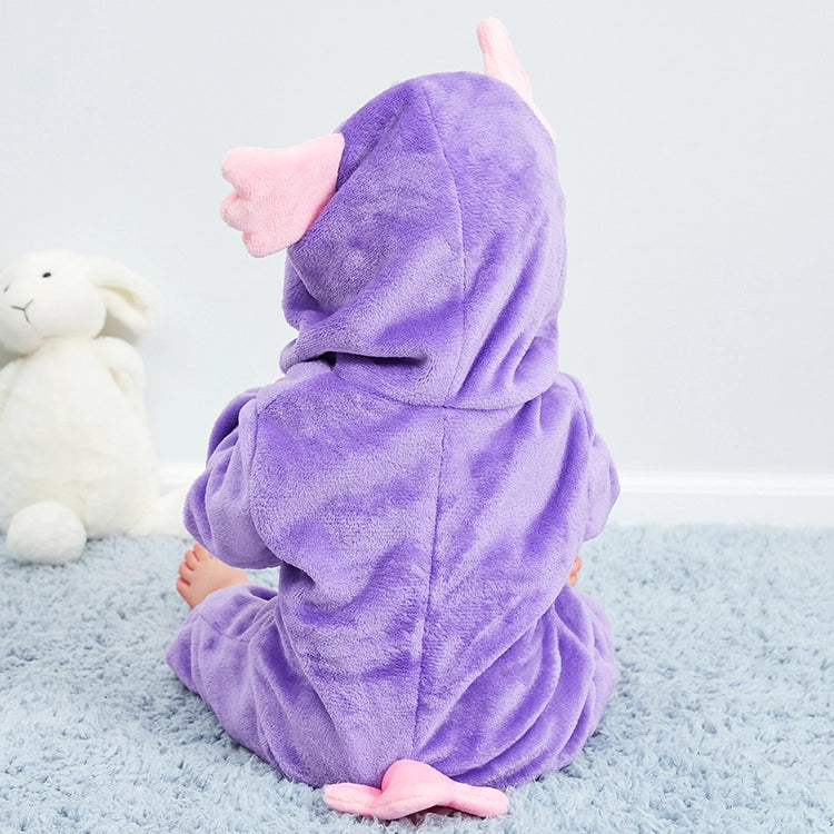 Dette uglekostume til børn er en blød og nuttet jumpsuit i beige og grå nuancer med orange detaljer. Dragten har en matchende hætte med store, runde ugleøjne og et lille næb, der fuldender det charmerende og livagtige dyrelook til leg eller fastelavn.
