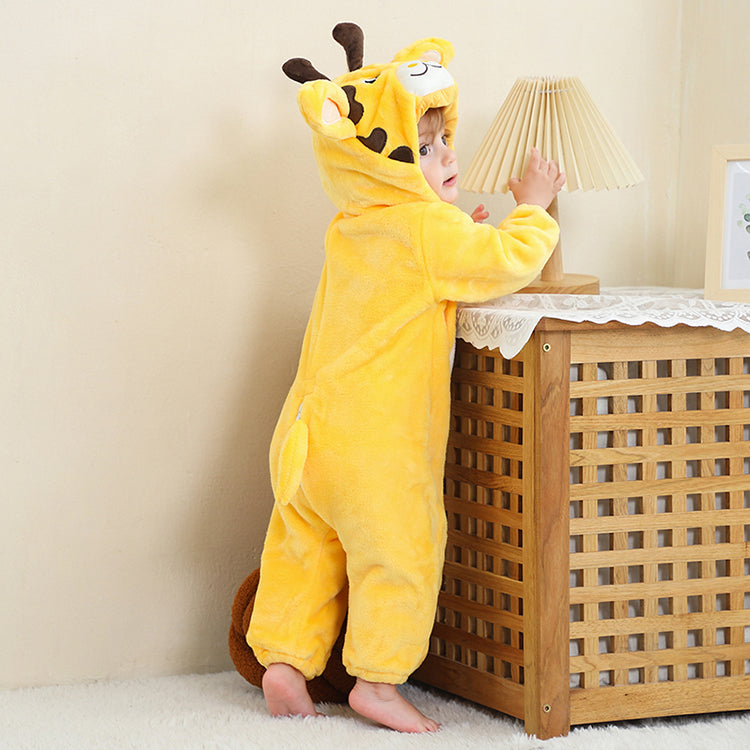 Et charmerende og blødt gult girafkostume til børn med brune pletter, fremstillet i behageligt flannelmateriale. Dragten har en hætte med et sødt girafansigt, små horn og ører, samt en praktisk lynlås foran, hvilket gør den ideel til både fastelavn og sjov leg derhjemme.