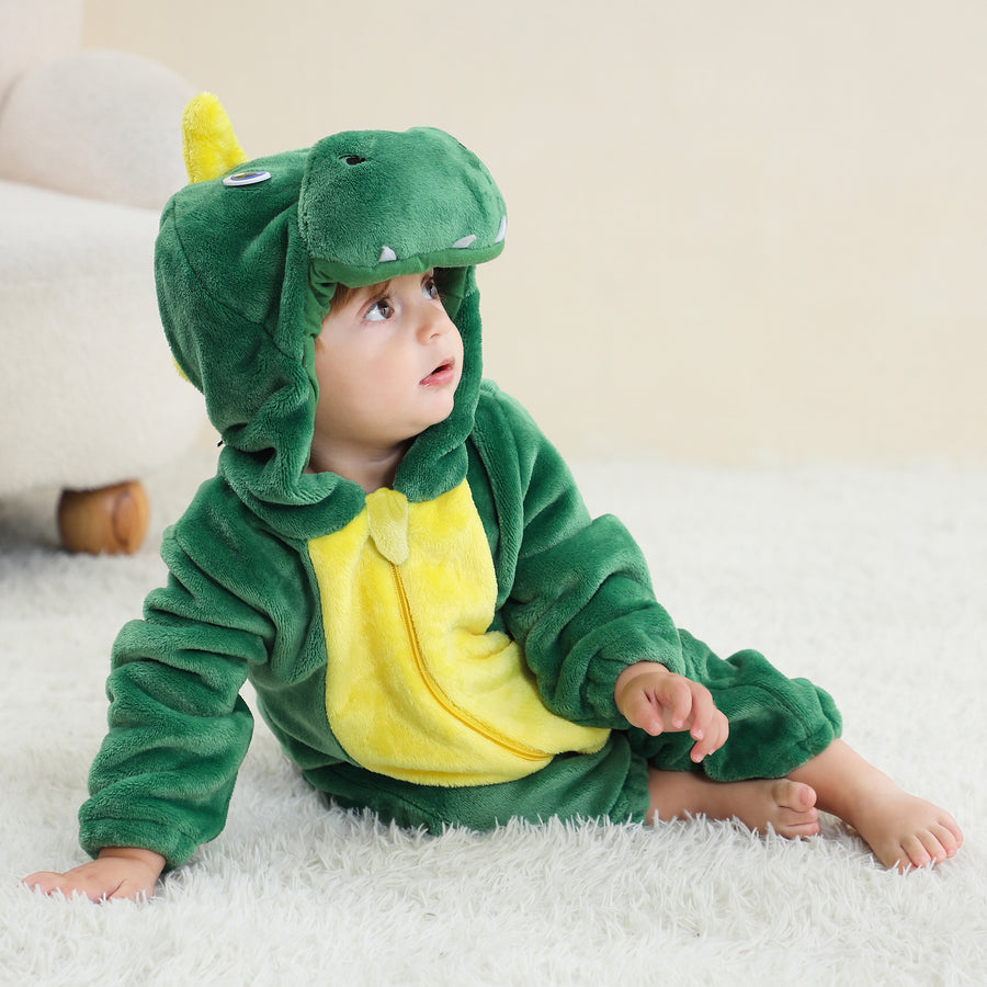 Et blødt og nuttet grønt T-Rex kostume til børn, lavet af behageligt flannelmateriale. Dragten har en sjov hætte med dinosauransigt og hvide tænder samt en lille hale bagpå.