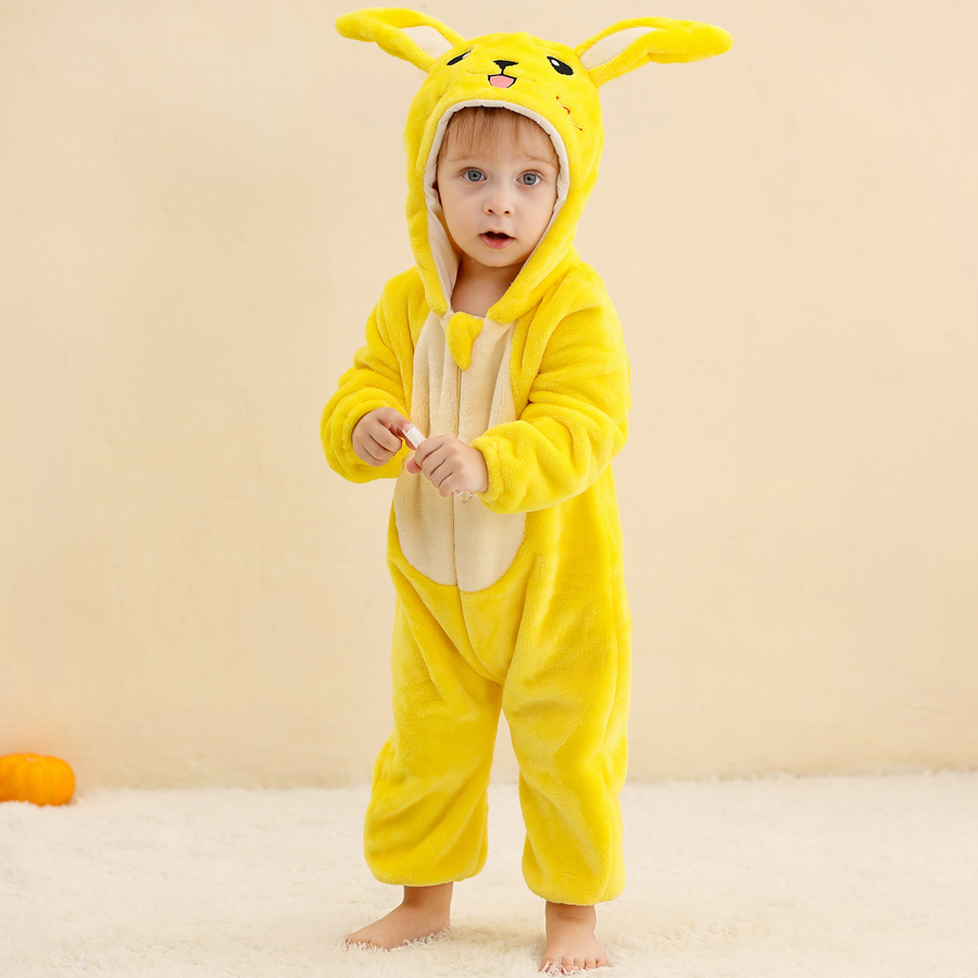 Et nuttet og blødt gult Pikachu-kostume til børn, formet som en behagelig heldragt i flannel. Dragten har de ikoniske røde kinder, spidse ører med sorte spidser og en lynformet hale på ryggen, hvilket gør den perfekt til leg og fastelavn.