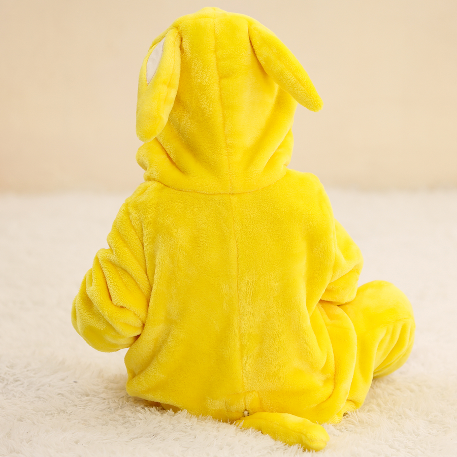 Dette billede viser et nuttet og blødt Pikachu-kostume til børn, udført i et gult flannelmateriale. Dragten har en hvid mave, en lynlås foran og en detaljeret hætte med Pikachus karakteristiske ører og ansigt, hvilket gør den ideel til både udklædning og leg.