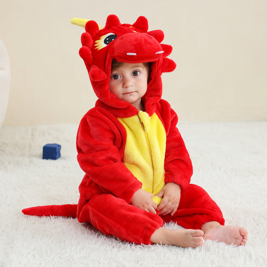 Et nærbillede af et rødt dinosaur-kostume til børn, der viser den bløde overflade og hætten med hvide tænder, øjne og mørkerøde takker på toppen. Dragten er lavet af behageligt flannelmateriale, hvilket gør den ideel til både leg og udklædning.