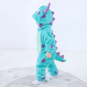 Dette billede viser et blødt og nuttet Monster Sully kostume til småbørn, der er inspireret af den kendte karakter fra Monsters, Inc. Dragten er lavet af blåt flannelmateriale med lilla prikker og har en praktisk lynlås foran samt en hætte med små horn og et venligt ansigt.
