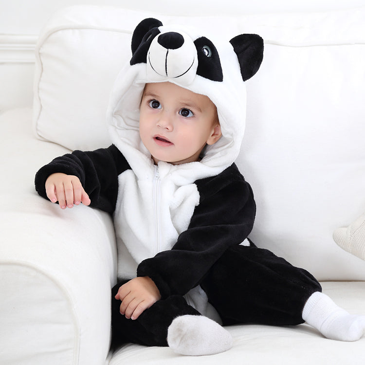 Dette billede viser et nuttet panda kostume til børn, udført i blødt sort og hvidt flannel. Dragten har en karakteristisk hætte med ører og et venligt pandaansigt, hvilket gør den ideel til både udklædning, fastelavn og hyggelig leg derhjemme.