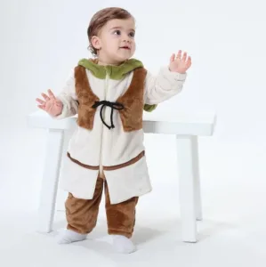 Dette billede viser et gennemført Shrek-kostume til småbørn, der inkluderer en beige bluse med brun vest, klassiske ternede bukser og en grøn hue med troldens genkendelige ører, hvilket gør det perfekt til fastelavn eller kreativ leg.