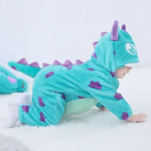 Et charmerende og blødt lyseblåt monster-kostume til børn, inspireret af karakteren Sulley. Dragten har lilla pletter, en hvid mave og en sød hætte med horn og små ører, hvilket gør den perfekt til leg eller fastelavn.