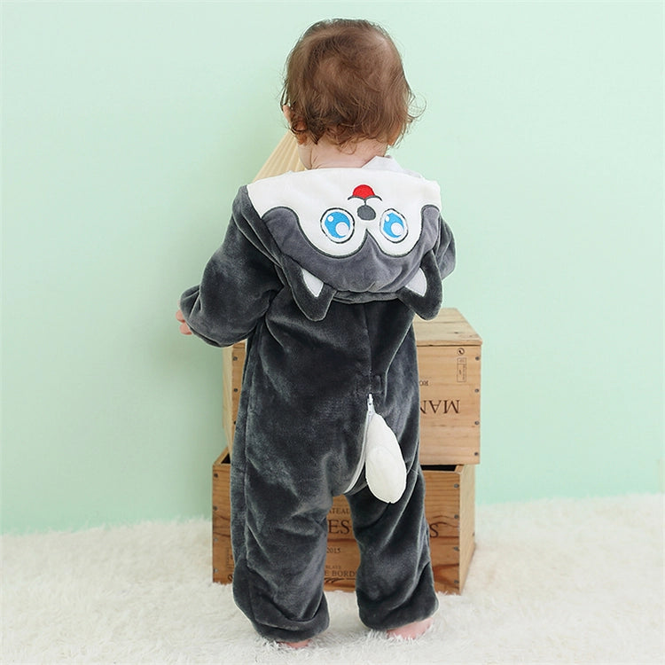 Et charmerende husky-kostume til børn i blødt gråt og hvidt materiale. Dragten har en detaljeret hætte med hundens ansigt, spidse ører og blå øjne, samt en lille hale bagpå, der gør den perfekt til udklædning.