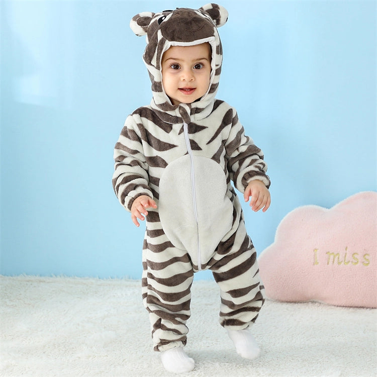 Dette billede viser et charmerende zebra-kostume til småbørn, udført i et blødt og stribet materiale. Dragten har en matchende hætte med ører og en lille manke, hvilket skaber et gennemført og sødt udtryk, der er ideelt til fastelavn eller leg.