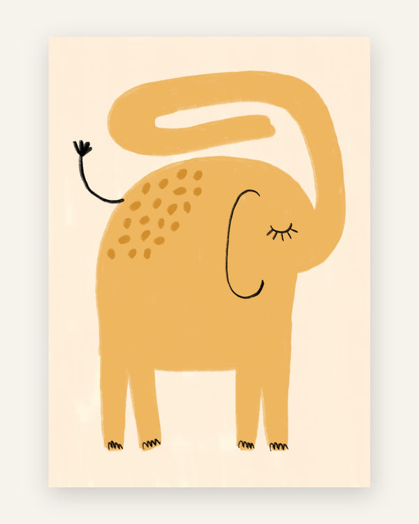 Børneplakat med minimalistisk sennepsgul elefant med løftet snabel og lukket øje på cremefarvet baggrund til børneværelset