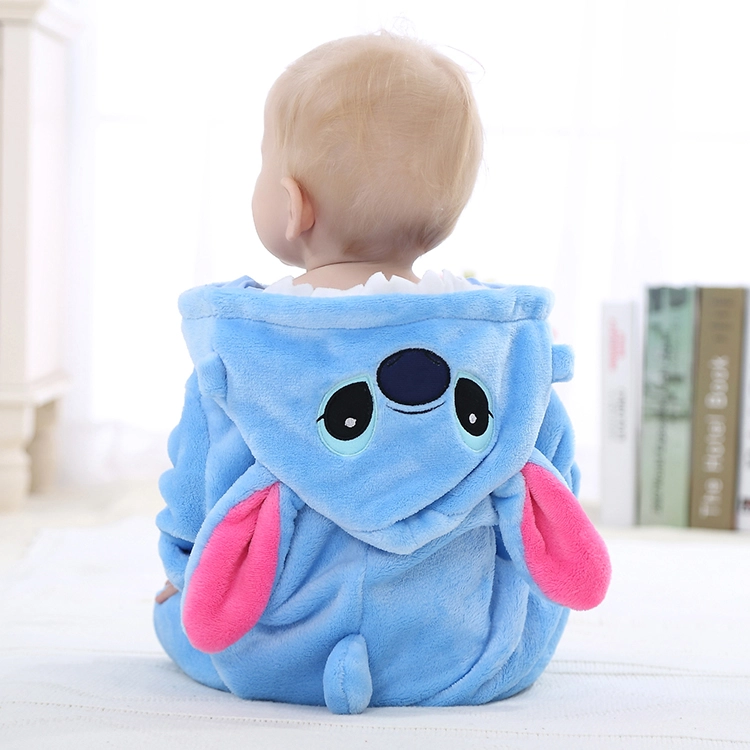 Et charmerende og blødt blåt Stitch-kostume til børn, der er designet som en heldragt i behageligt stof med en lys mave. Dragten har en detaljeret hætte med Stitchs velkendte ansigt, store ører og små tænder, hvilket gør den perfekt til både leg og fastelavn.