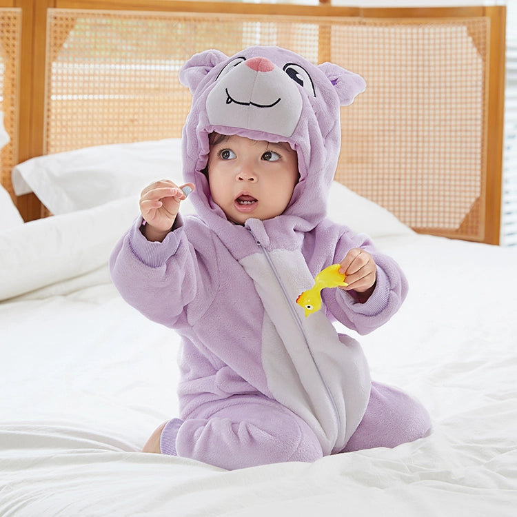 Et charmerende flagermus-kostume til børn i blødt, sort materiale med lilla detaljer på maven. Dragten har en hætte med ører og påsatte vinger, der gør den ideel til både leg og halloween.