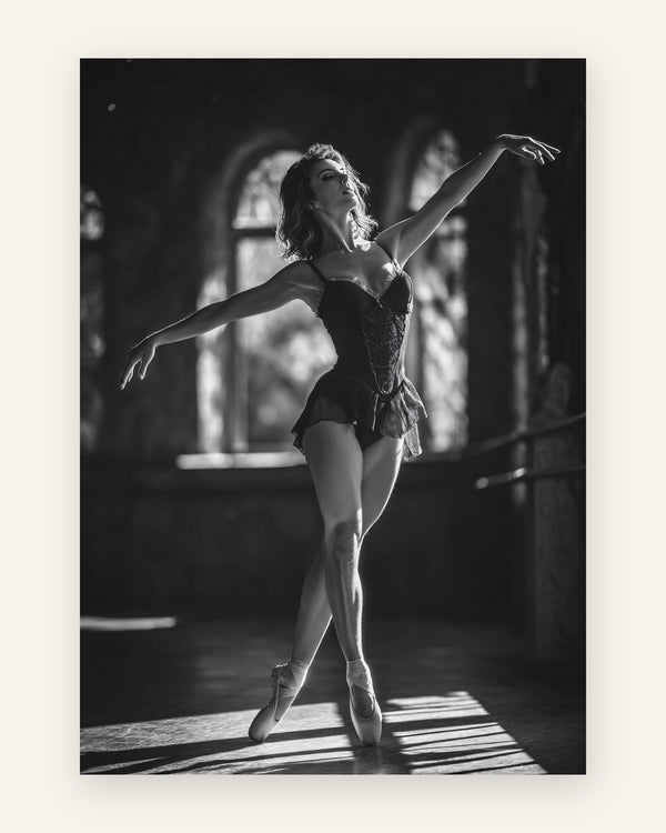 Børneplakat med ballerina i sollys i sort-hvid til pigeværelset