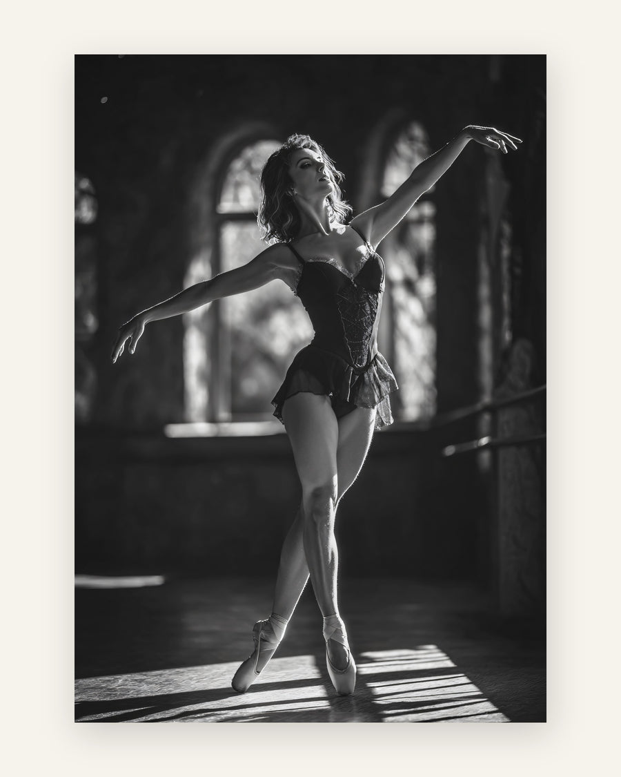 Børneplakat med ballerina i sollys i sort-hvid til pigeværelset