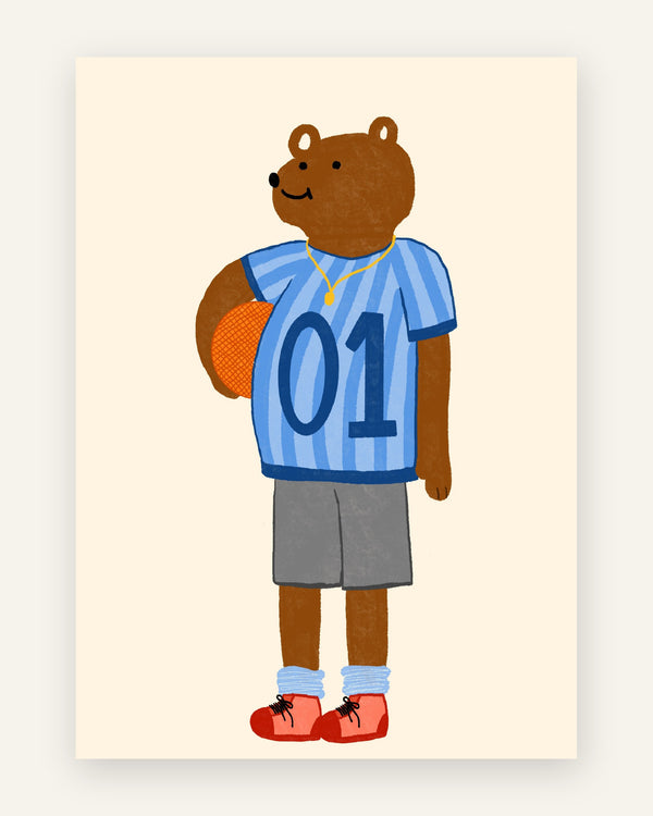 Sød børneplakat med en brun bjørn i blå stribet basketballtrikot med tallet 01, grå shorts og røde sko, til drengeværelset.