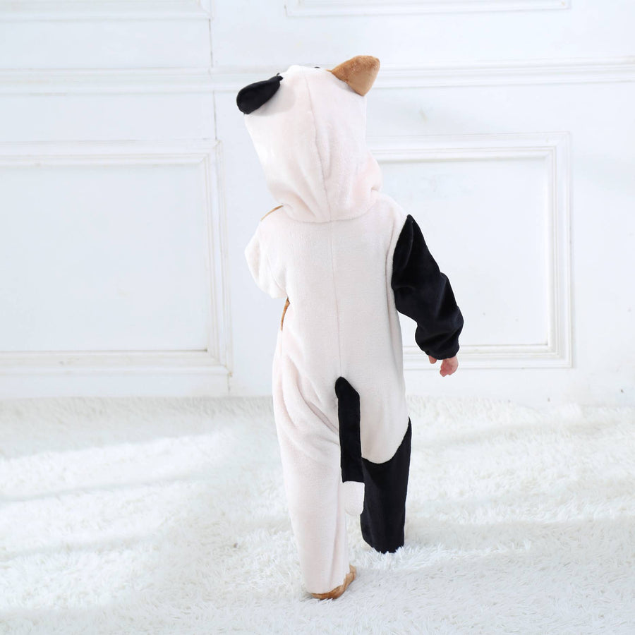Et blødt og nuttet beige kattekostume til børn, udformet som en behagelig heldragt i flannel. Dragten har en fin hætte med små ører og et sødt katteansigt, hvilket gør den perfekt til fastelavn, udklædningsfester eller sjov leg derhjemme.