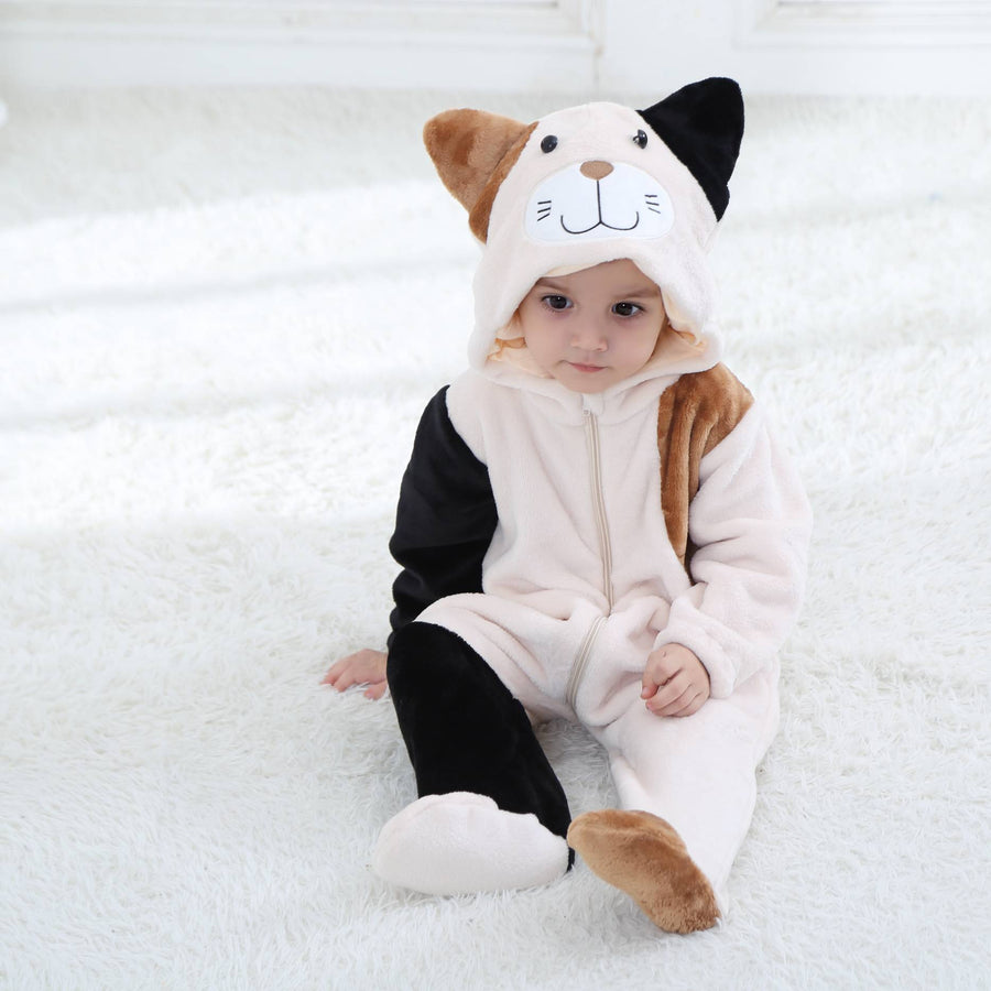 Dette billede viser et nuttet beige kattekostume til børn, set fra siden for at fremhæve den lille hale. Dragten er lavet af blødt, plysset materiale med en hvid mave og har en matchende hætte med ører og et sødt ansigt, hvilket gør den perfekt til leg eller fastelavn.