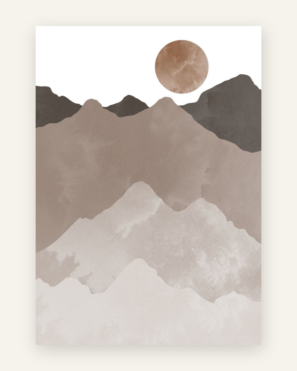 Børneplakat med akvarel-bjerge i taupe, brun og grå og en terrakotta måne på hvid baggrund til børneværelset