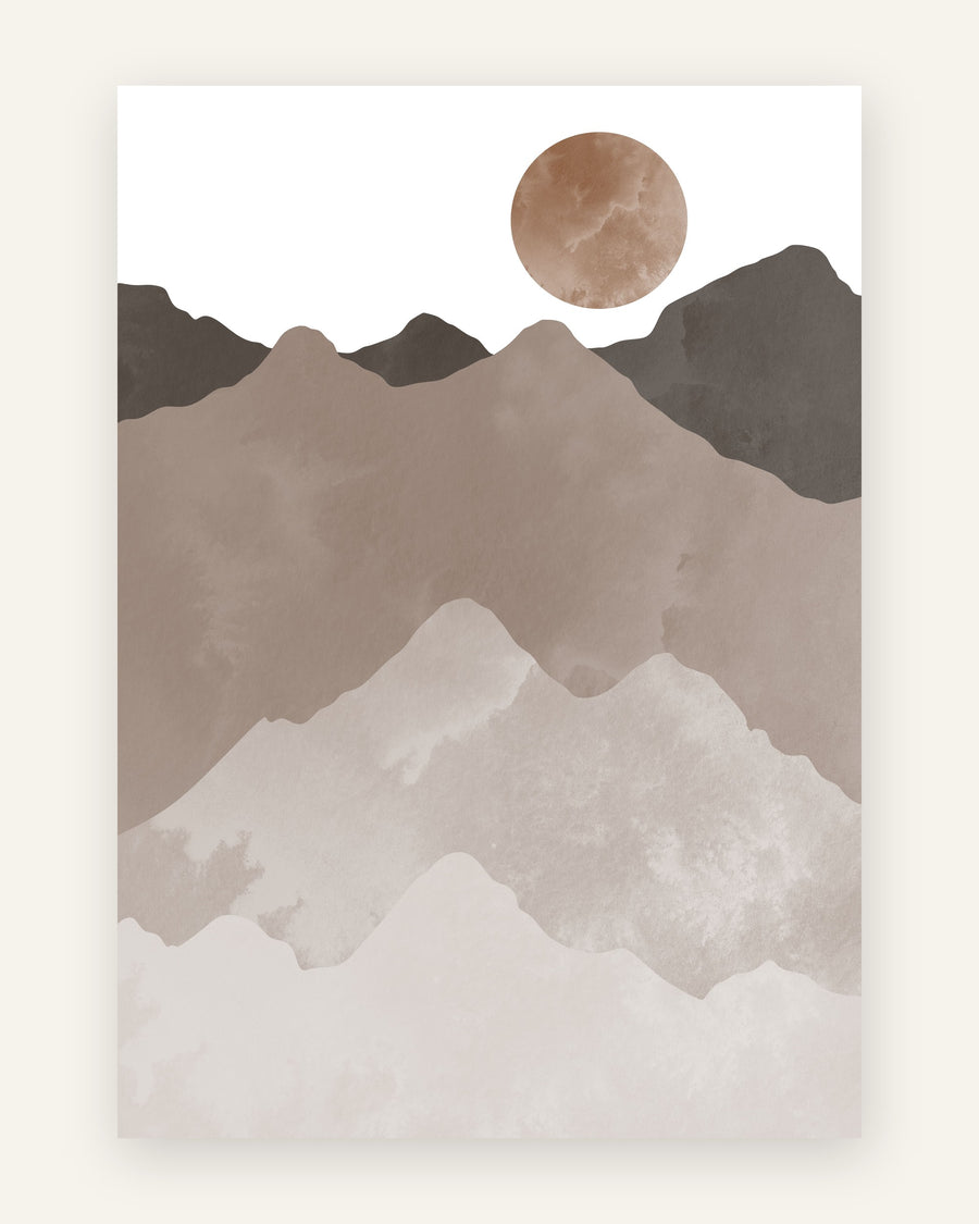 Børneplakat med akvarel-bjerge i taupe, brun og grå og en terrakotta måne på hvid baggrund til børneværelset