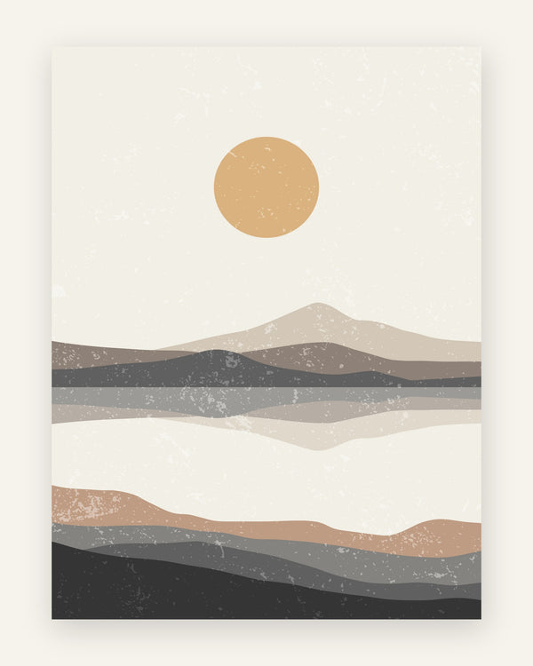 Børneplakat med sennepsgul sol, grå og taupe bjerge og en stille sø med spejling i dæmpede jordfarver til børneværelset