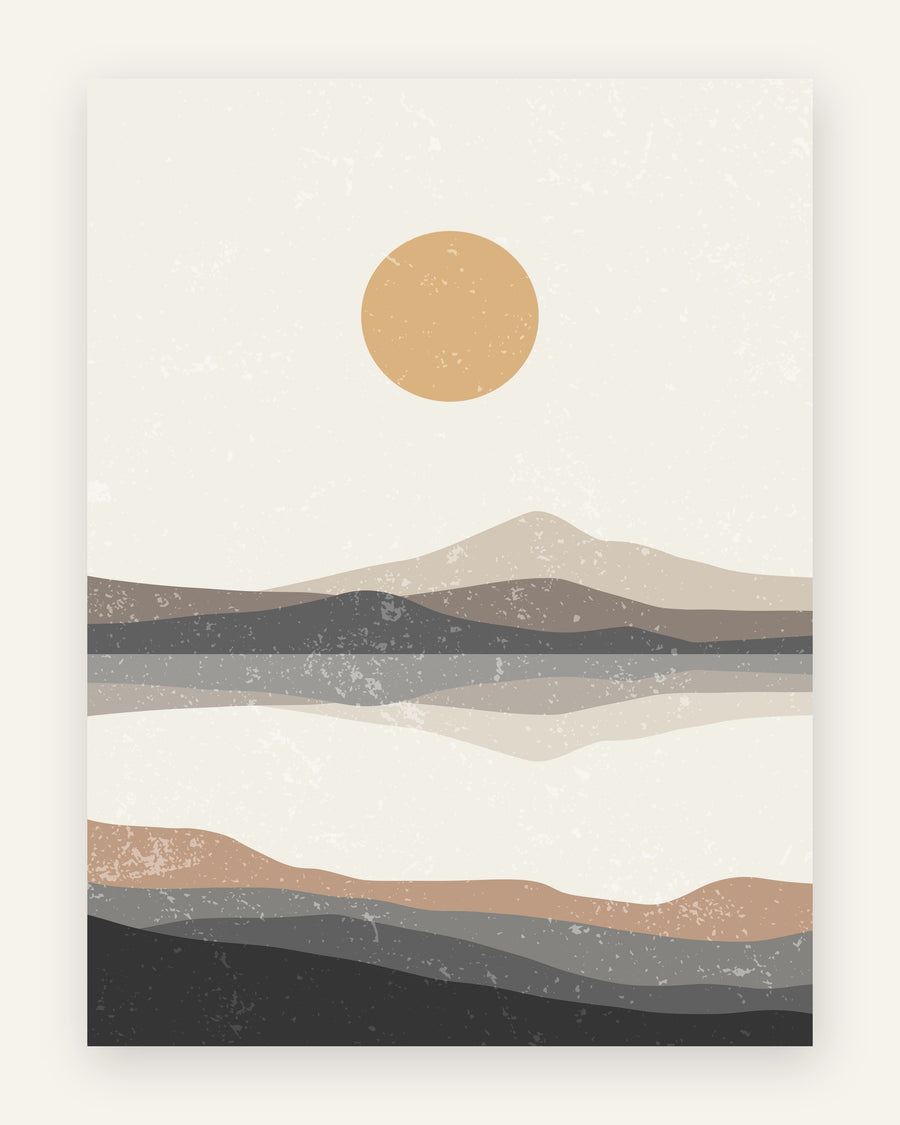 Børneplakat med sennepsgul sol, grå og taupe bjerge og en stille sø med spejling i dæmpede jordfarver til børneværelset