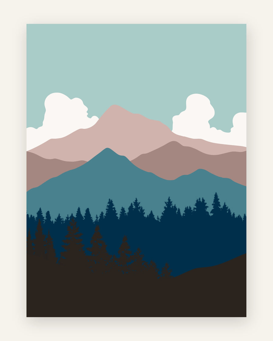 Børneplakat med støvet blå og mauve bjerge, hvide skyer og mørk blå fyrreskov til drengeværelset