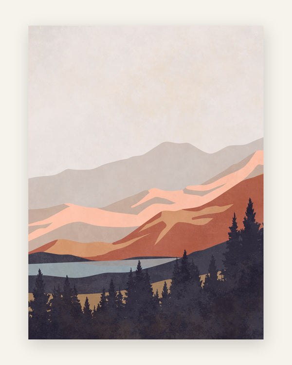 Malerisk børneplakat med lagdelte bjerge i lakserosa og rust, en blå sø og mørk fyrreskov, til børneværelset.