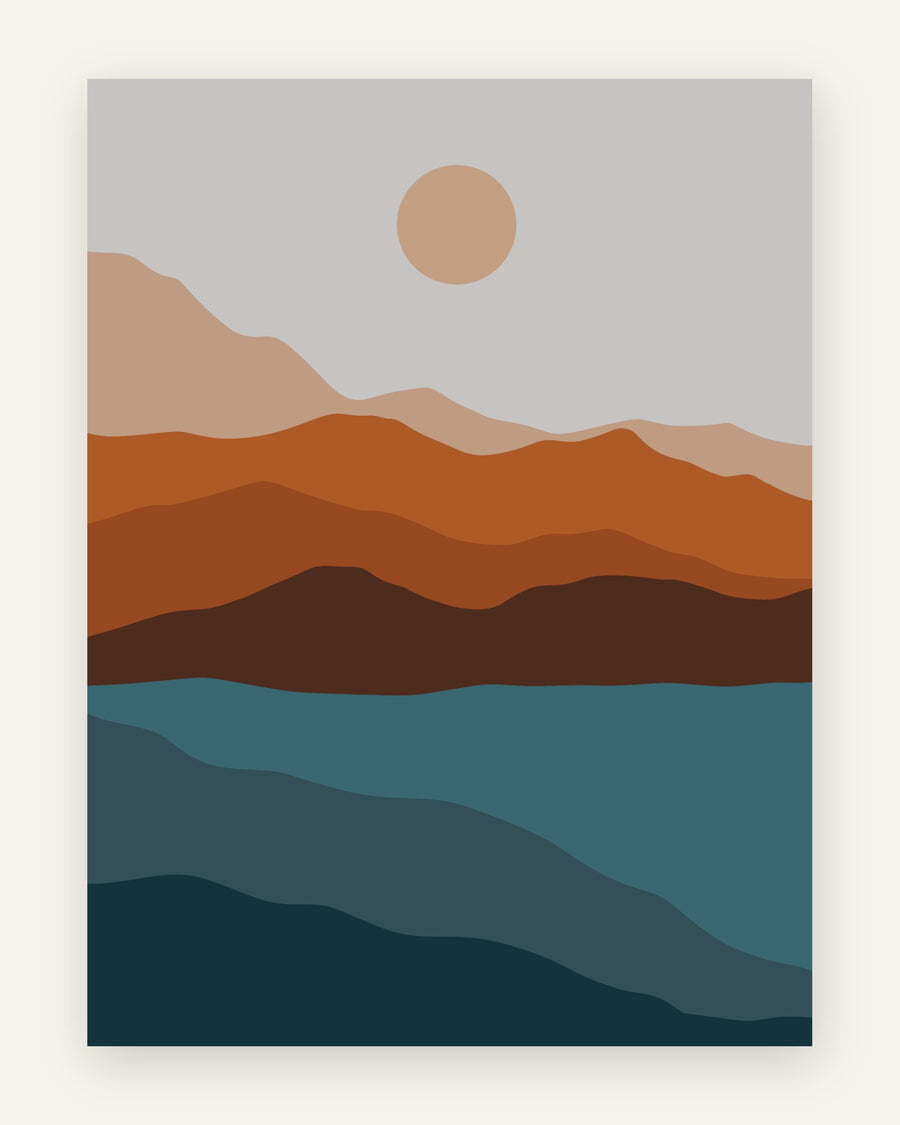 Børneplakat med camelfarvet sol, orange og rustbrune bjerge og et blågrønt hav i lag til børneværelset