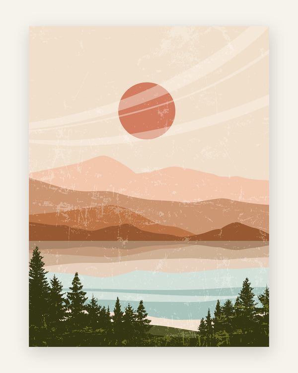 Børneplakat med koral sol, lag af bjerge i fersken, terrakotta og rust og en rolig sø med grønne grantræer til børneværelset