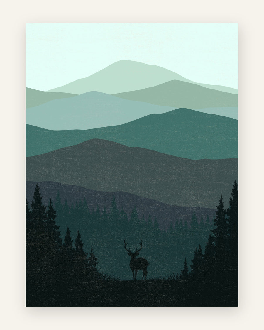 Minimalistisk børneplakat med hjort foran lagdelte bjerge i mint, salvie og mørkegrøn med diset skov, til børneværelset.