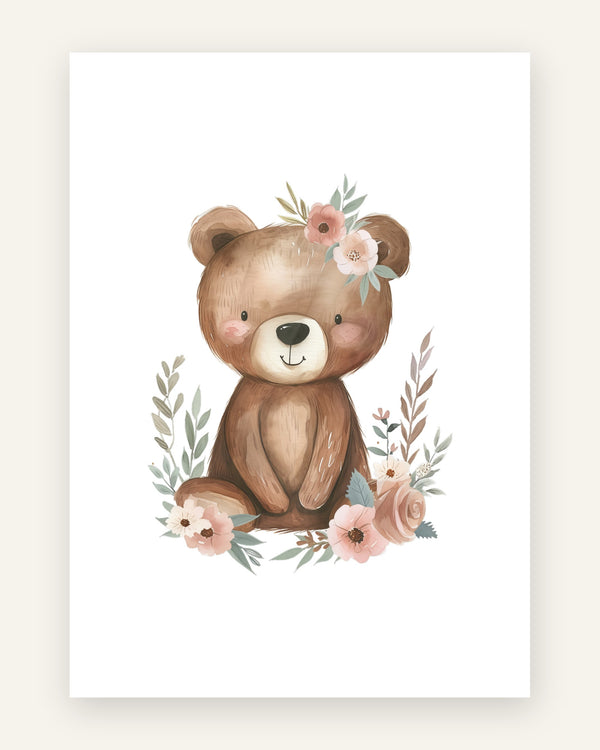 Sød børneplakat med en brun akvarelbjørn med en blomsterkrans af lyserøde blomster og salviegrønne blade, til pigeværelset.